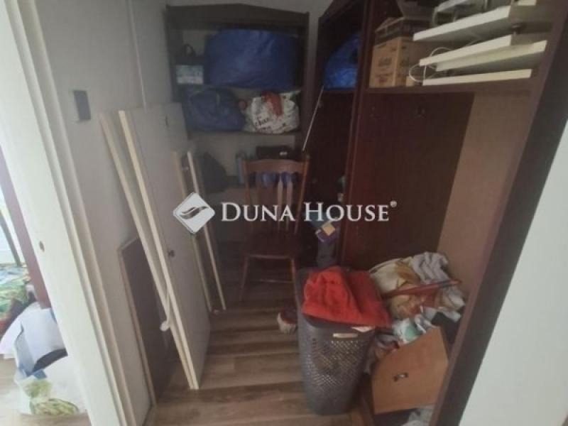 Eladó családi ház Úri