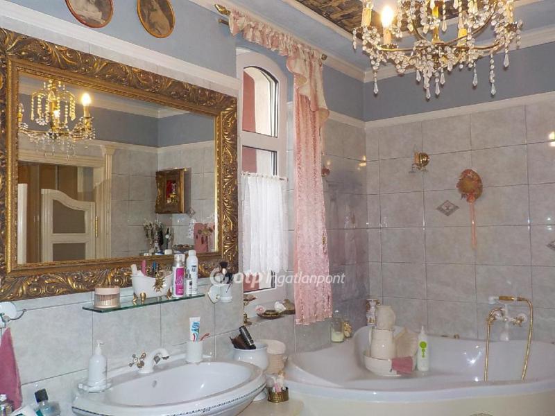 Eladó családi ház Balatonboglár