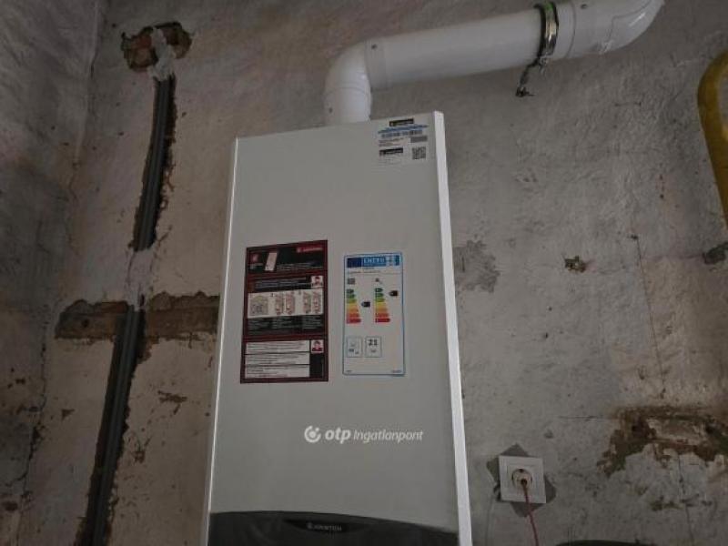 Eladó családi ház Üröm