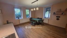 Eladó családi ház Üröm