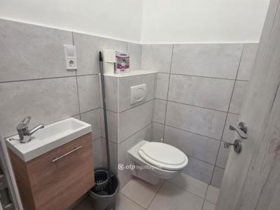 Eladó családi ház Üröm