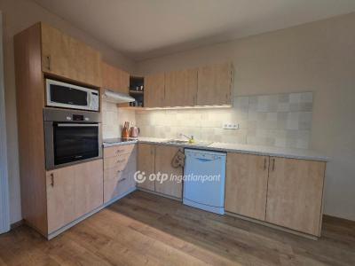 Eladó családi ház Üröm