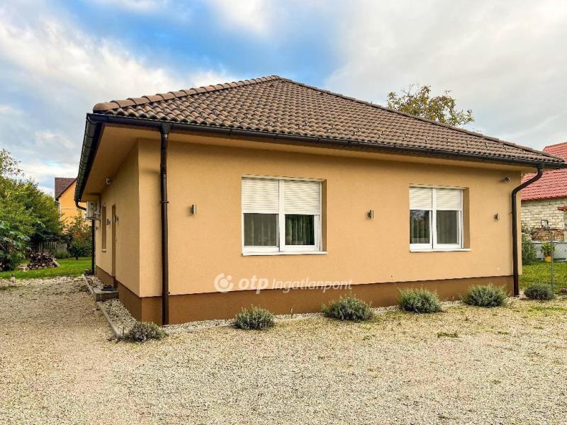 Eladó családi ház Győr