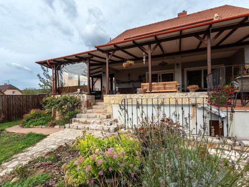 Eladó családi ház Lovas