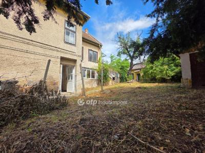 Eladó családi ház Üröm