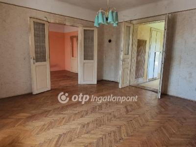Eladó családi ház Üröm