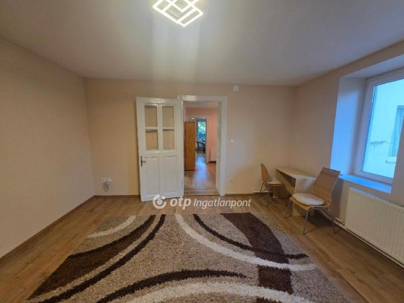 Eladó családi ház Üröm