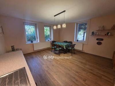 Eladó családi ház Üröm