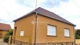 Eladó családi ház Udvar