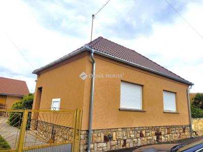 Eladó családi ház Udvar