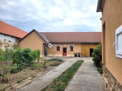 Eladó családi ház Udvar