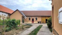 Eladó családi ház Udvar