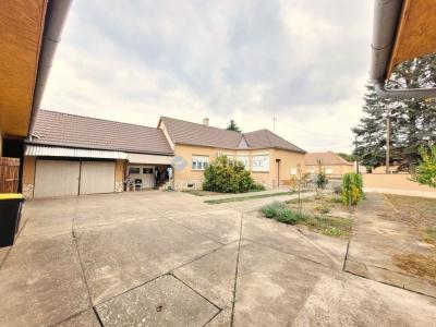 Eladó családi ház Udvar