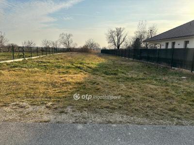 Eladó lakóövezeti telek Lipót
