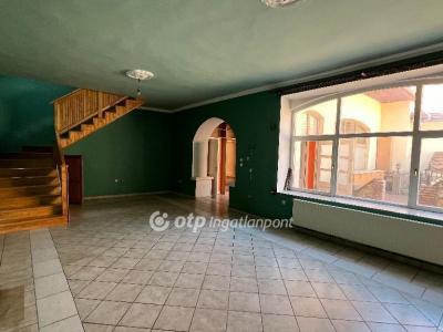 Eladó lakás Pápa