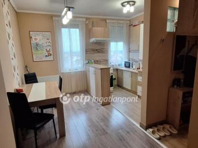 Eladó lakás Pápa