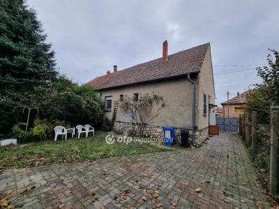 Eladó családi ház Pápa