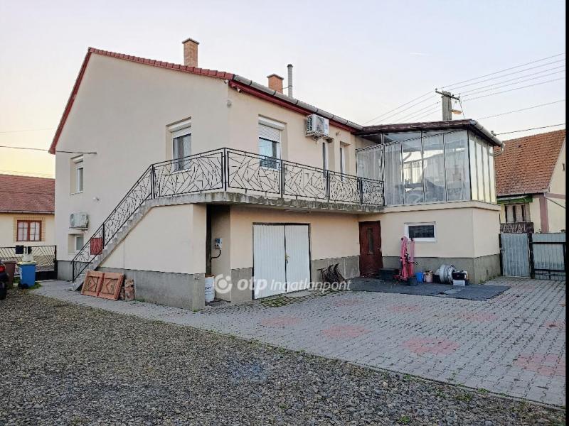 Eladó családi ház Jászfényszaru