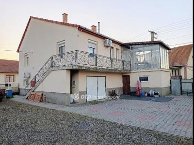 Eladó családi ház Jászfényszaru