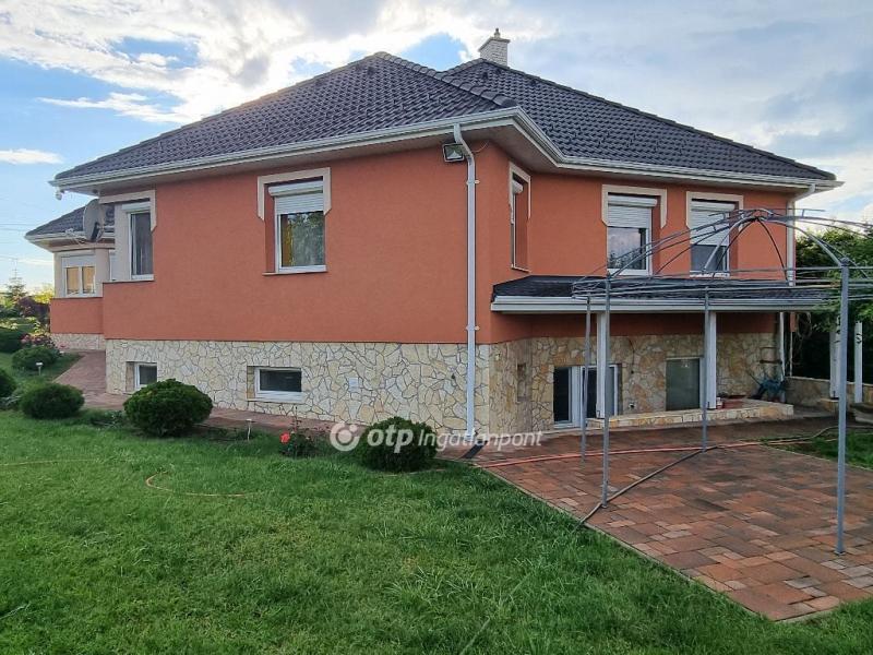 Eladó családi ház Bakonyszentlászló