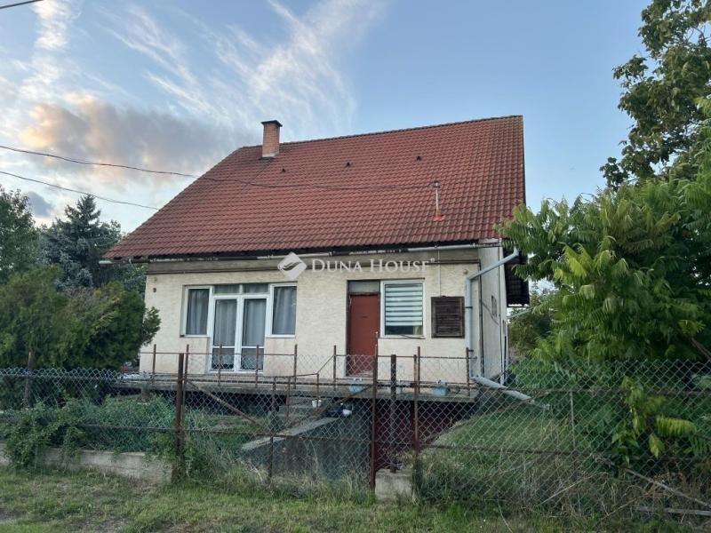 Eladó családi ház Besnyő