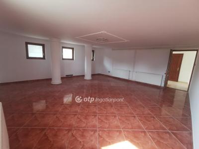 Eladó családi ház Baja