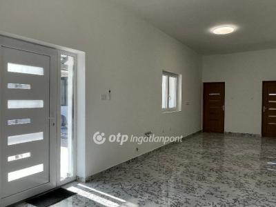 Eladó családi ház Üllő