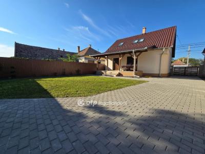 Eladó családi ház Béb