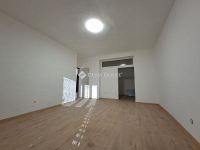 Eladó lakás Komló