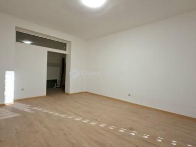 Eladó lakás Komló