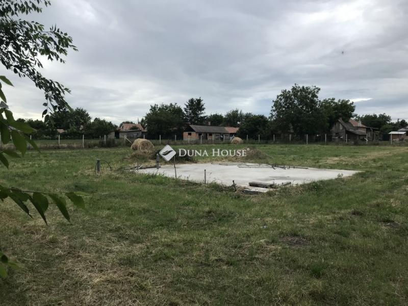 Eladó lakóövezeti telek Besnyő