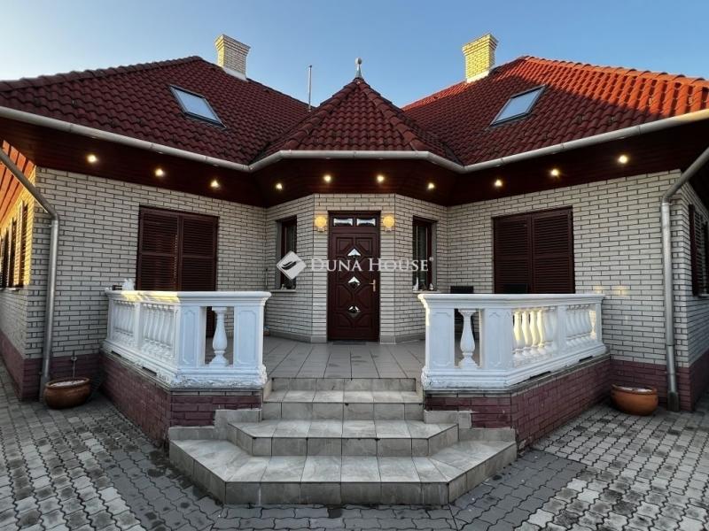 Eladó családi ház Dunaújváros