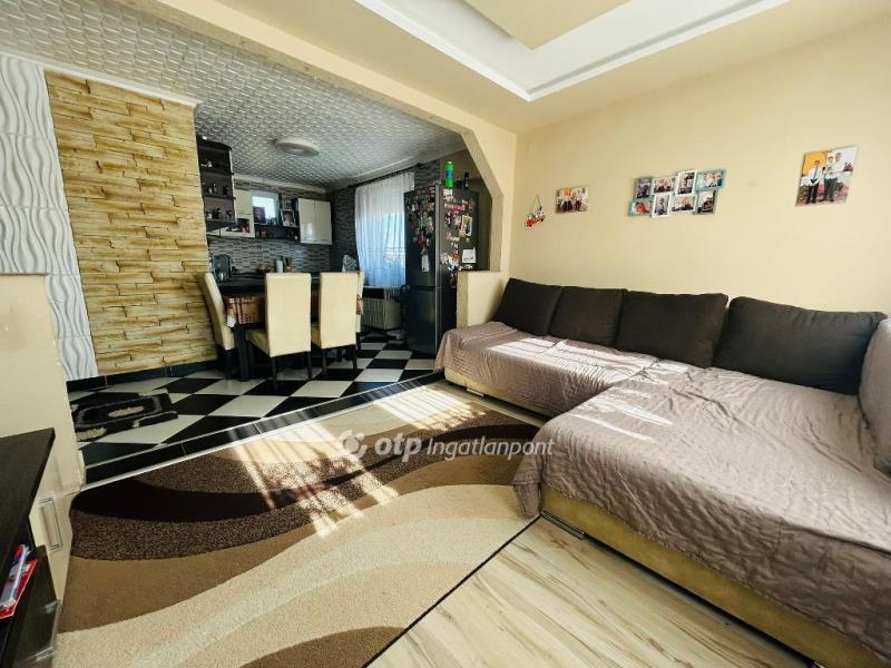 Eladó családi ház Ajak