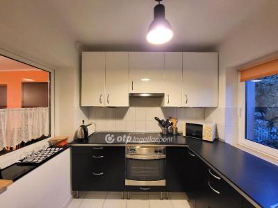 Eladó családi ház Balatonkenese