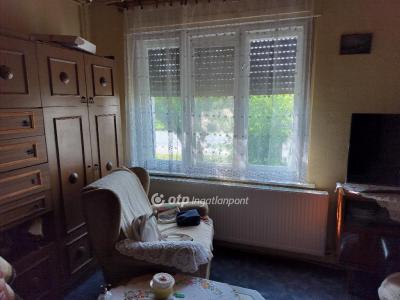 Eladó családi ház Szil