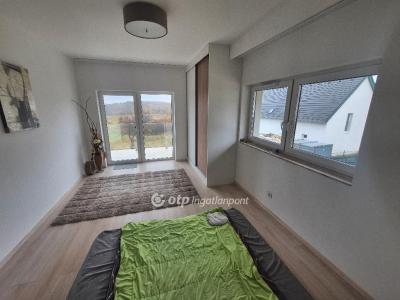 Eladó családi ház Solymár