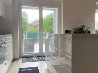 Eladó lakás Újhartyán