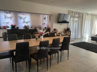 Eladó családi ház Cegléd