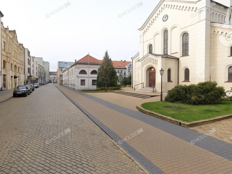 Eladó utcai bejáratú üzlethelység Kecskemét