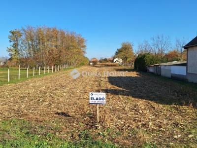 Eladó lakóövezeti telek Tenk