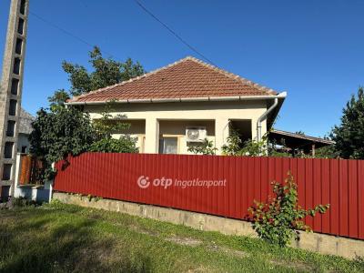 Eladó családi ház Poroszló