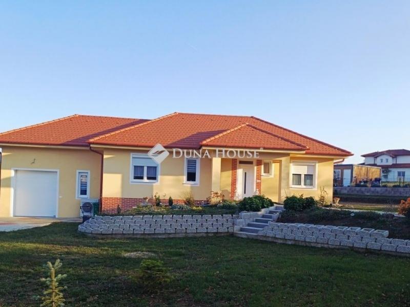 Eladó családi ház Dunabogdány