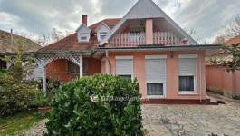 Eladó családi ház Pápa