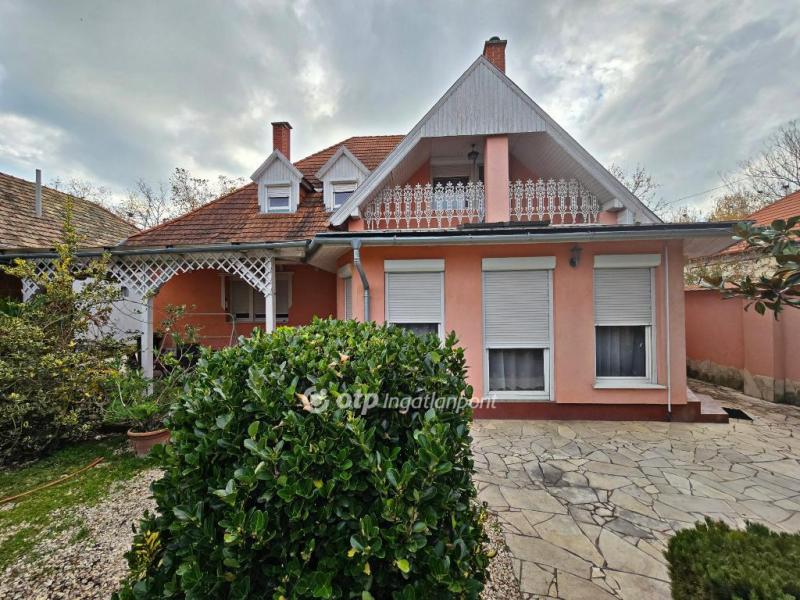 Eladó családi ház Pápa