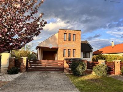 Eladó családi ház Márkó