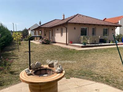 Eladó családi ház Velence