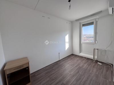 Eladó lakás Komló