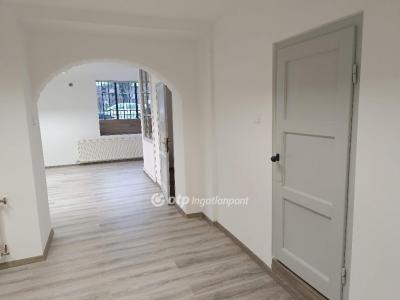 Eladó utcai bejáratú üzlethelység Budapest