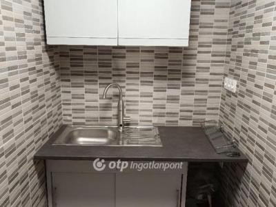 Eladó utcai bejáratú üzlethelység Budapest