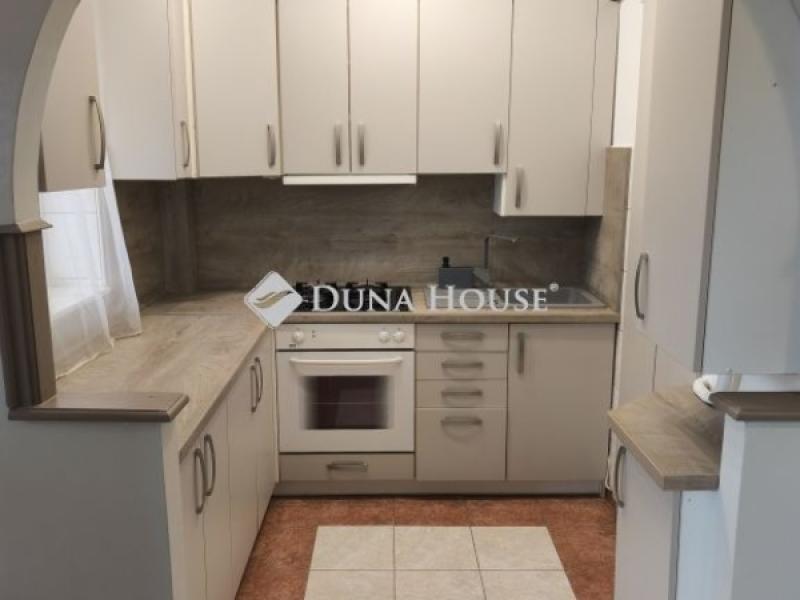 Eladó lakás Cegléd